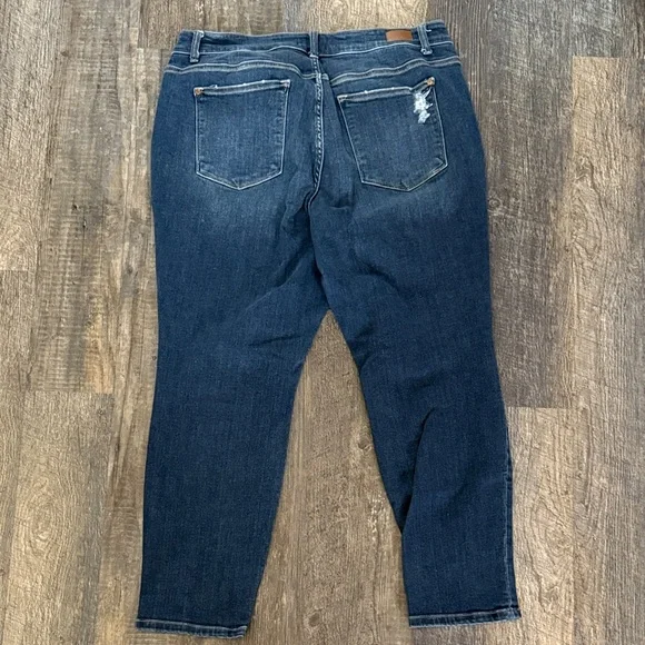 Judy Blue Distressed Boyfriend Fit Jeans - Picture 4 of 4